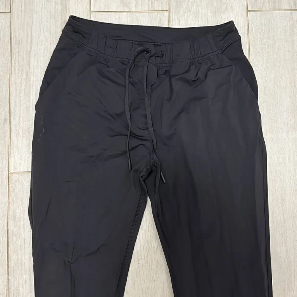 Lululemon black on the fly new 4